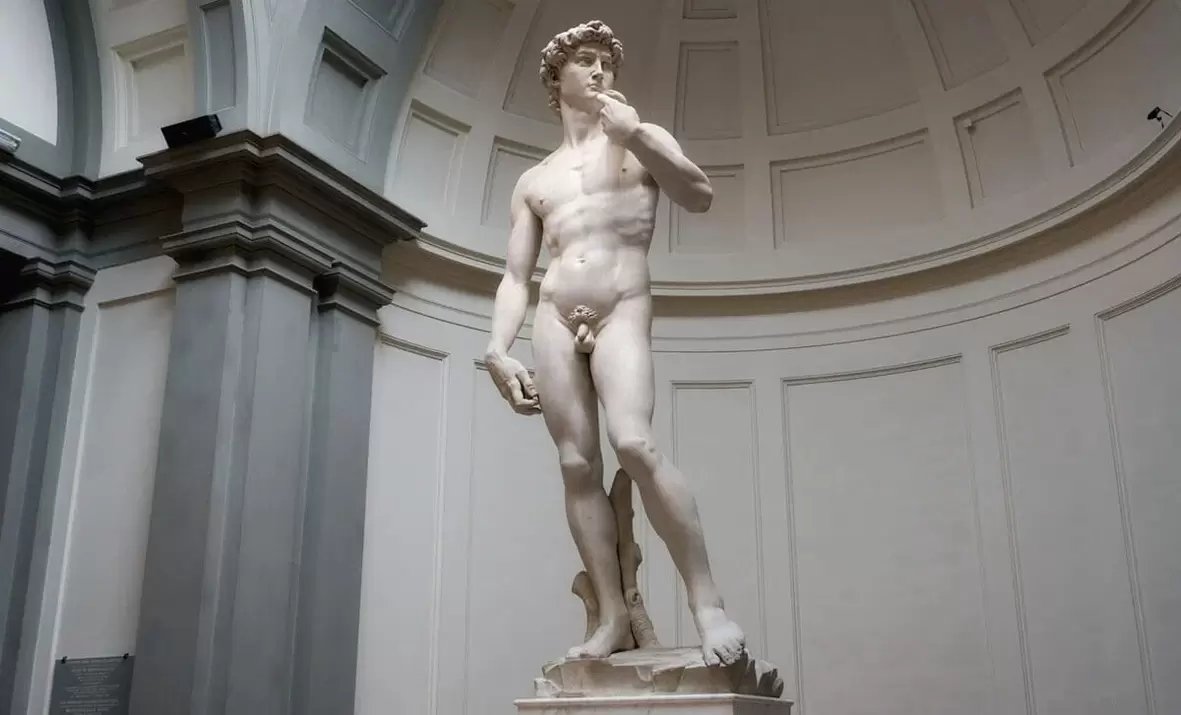 socha nahého muže a zvětšení penisu